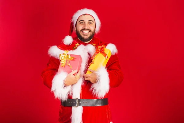 Hombre Brasileño Vestido Con Ropa Santa Claus Sosteniendo Dos Regalos —  Fotos de Stock