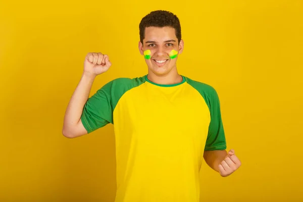 Молодой Бразилец Футбольный Фанат Одетые Зеленые Желтые Скручивающие Вибрирующие — стоковое фото