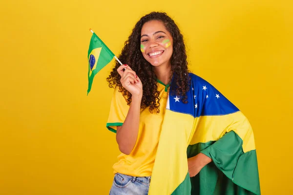年轻的巴西黑人女子 足球迷 飘扬着爱国民族主义的旗帜 — 图库照片