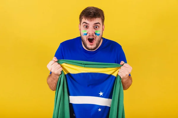 Бразильський Каукасієць Футбольний Фанат Жаровнею Радісно Вітає Тримає Бразільський Прапор — стокове фото