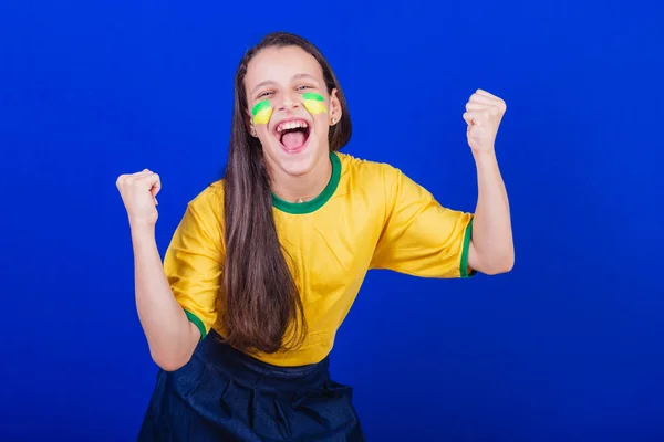 Młoda Dziewczyna Fanka Piłki Nożnej Brazylii Krzyczący Cel — Zdjęcie stockowe