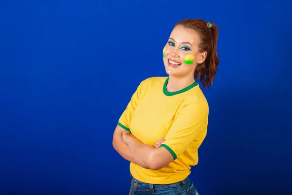 Καυκάσια Γυναίκα Κοκκινομάλλα Βραζιλιάνα Ποδοσφαιρόφιλη Βραζιλιάνα Μπλε Φόντο Χέρια Σταυρωμένα — Φωτογραφία Αρχείου