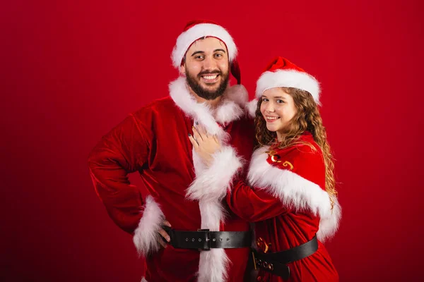 Brazylijczycy Ubrani Świąteczne Ubrania Święty Mikołaj Przytulanie Całowanie — Zdjęcie stockowe