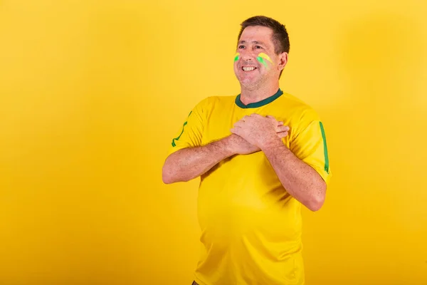 Взрослый Мужчина Футбольный Фанат Бразилии Руки Груди Поющий Национальный Гимн — стоковое фото