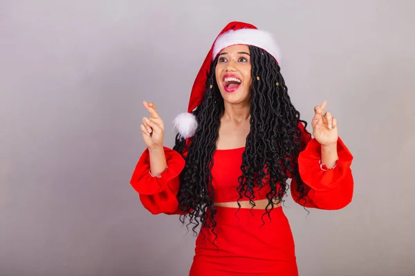 Braziliaanse Zwarte Vrouw Kerstkleding Vrolijk Kerstfeest Glimlachen Vingers Gekruist Juichen — Stockfoto