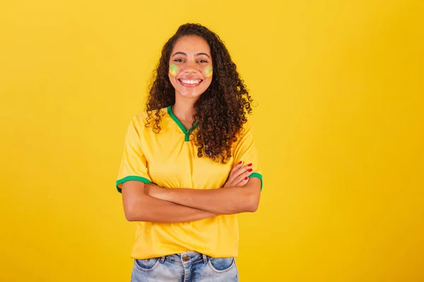 若い黒人ブラジル人女性サッカーファン — ストック写真