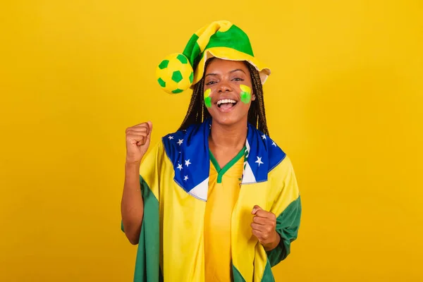 Schwarze Frau Junge Brasilianische Fußballfan Feiernde Fahne Und Hut Gekleidet — Stockfoto