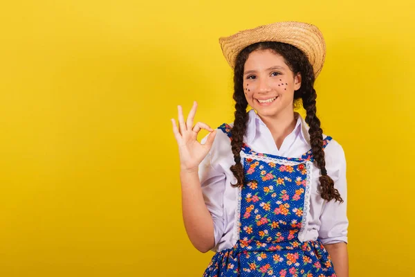 Dziewczyna Typowym Ubraniu Dla Festy Juniny Robiąc Znak Rękami Imieniu — Zdjęcie stockowe