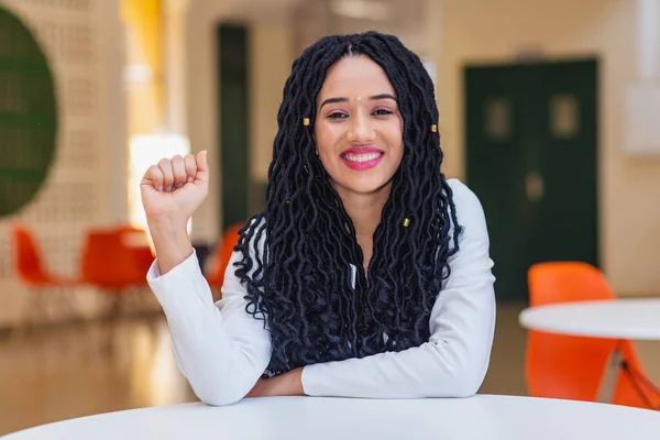 Jonge Zwarte Vrouw Braziliaan Universiteitsstudent Collegezaal Glimlachend Gekleed Het Wit — Stockfoto