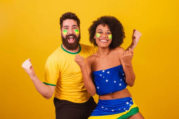 Brezilya Futbolu Hayranları Brezilya Renginde Giyinmiş Siyah Kadın Beyaz Erkek — Stok fotoğraf