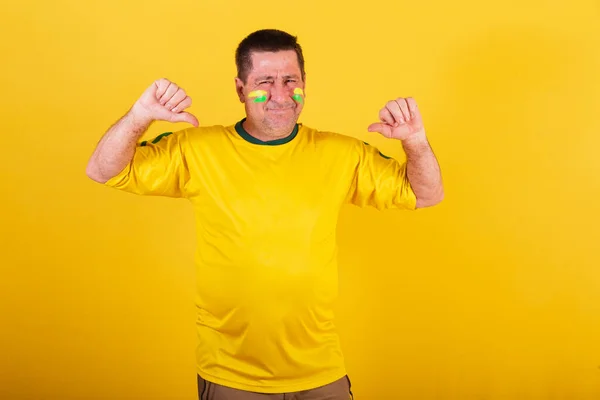 Dorosły Mężczyzna Brazylijski Fan Piłki Nożnej Znak Niechęci Dezaprobata Niepolubione — Zdjęcie stockowe