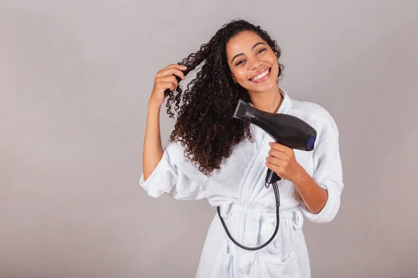 Bela Mulher Negra Brasileira Vestindo Roupão Toalha Secagem Cabelo Com — Fotografia de Stock