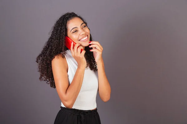 Ung Brasiliansk Svart Kvinna Talar Röstsamtal Med Röd Mobiltelefon — Stockfoto