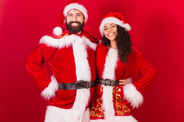 Βραζιλιάνικο Ζευγάρι Ντυμένο Για Χριστούγεννα Άγιος Βασίλης Μούμια Claus Μαύρη — Φωτογραφία Αρχείου