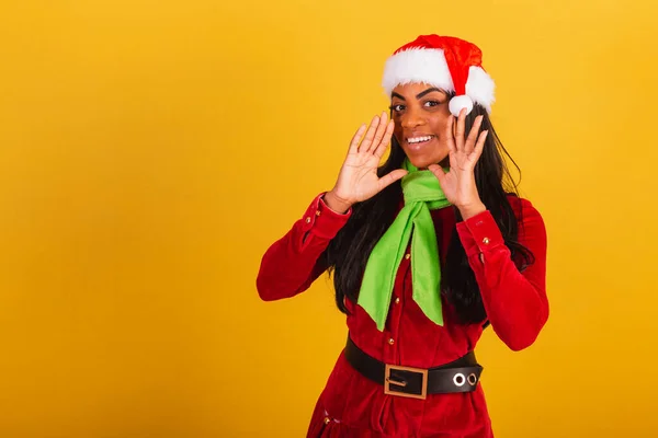 Красивая Черная Бразильянка Одетая Рождественскую Одежду Санта Клаус Кричащая Продвижение — стоковое фото