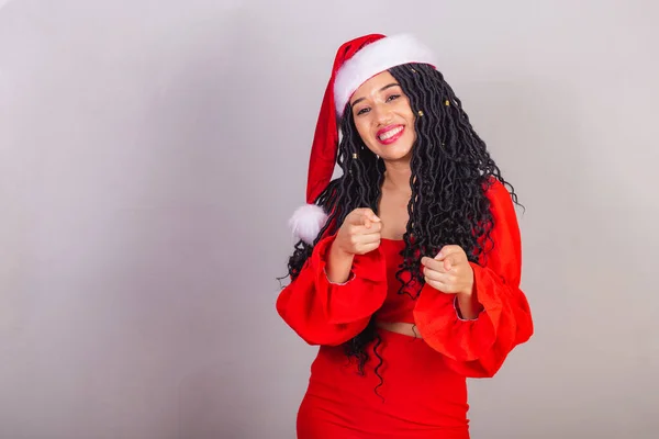 Mulher Negra Brasileira Vestindo Roupas Natal Feliz Natal Sorrindo Apontando — Fotografia de Stock