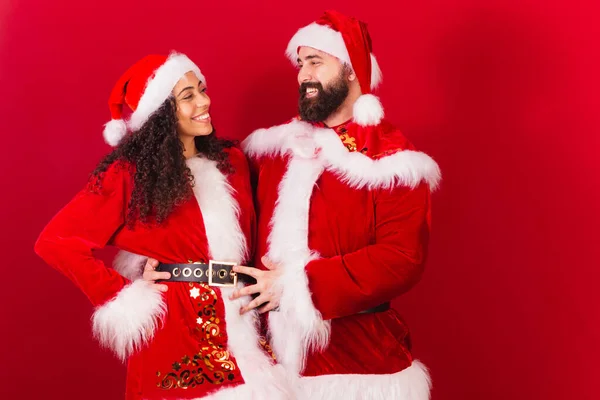 一对巴西夫妇 穿着圣诞节 圣诞老人 木乃伊爪 黑人女人和白人男人 互相看着对方 — 图库照片