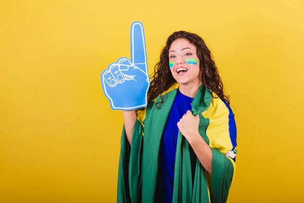 Kadın Futbol Fanatiği Brezilya Fanatiği Dünya Kupası Köpük Eldiven Giyen — Stok fotoğraf