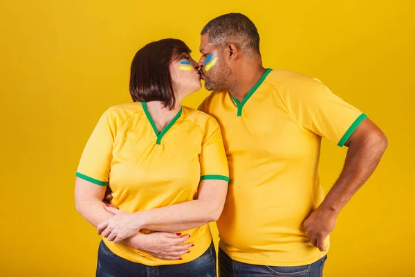 Couple Femme Rousse Homme Noir Fans Football Brésilien Donnant Baiser — Photo