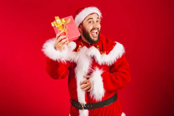 Brazilský Muž Oblečený Santa Claus Oblečení Drží Červený Dárek — Stock fotografie