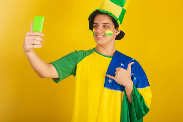 Joven Aficionado Fútbol Brasileño Vestido Verde Usando Teléfono Inteligente Celular — Foto de Stock