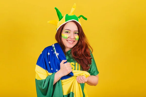 Kaukaska Rudowłosy Kobieta Piłka Nożna Fan Brazylijski Trzymając Flagę Świętując — Zdjęcie stockowe