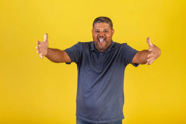 Hombre Negro Brasileño Adulto Sonriendo Con Los Brazos Abiertos Para —  Fotos de Stock
