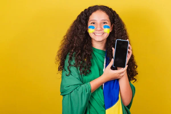 Brezilyalı Beyaz Kız Futbol Fanatiği Cep Telefonu Cep Telefonu Uygulaması — Stok fotoğraf