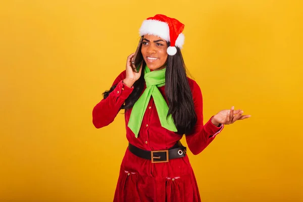Schöne Schwarze Brasilianerin Weihnachtskleidung Weihnachtsmann Smartphone Und Sprachsteuerung — Stockfoto
