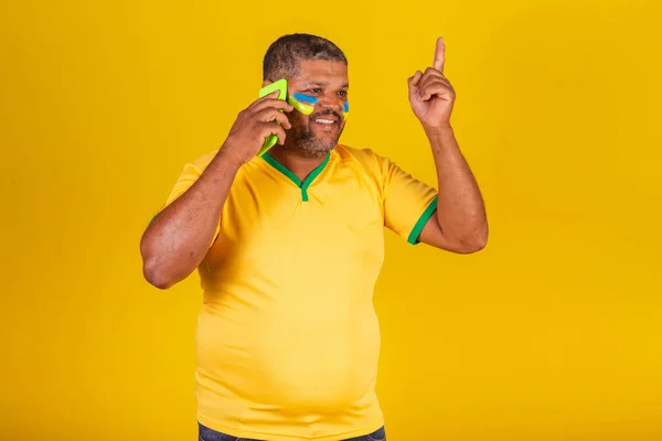 Brazylijczyk Czarny Fan Piłki Nożnej Brazylii Czat Przez Telefon Komórkowy — Zdjęcie stockowe