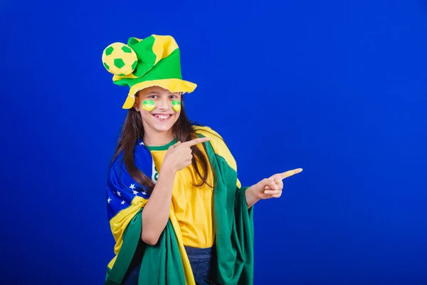 Ung Flicka Fotbollsfan Från Brasilien Klädd Hatt Och Flagga Peka — Stockfoto