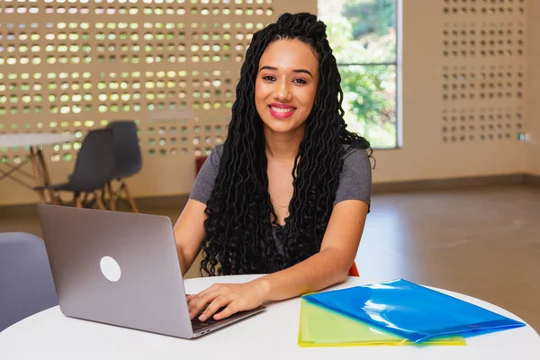 Joven Mujer Negra Brasileña Estudiante Universitaria Trabajando Cuaderno Sonriendo Cámara —  Fotos de Stock