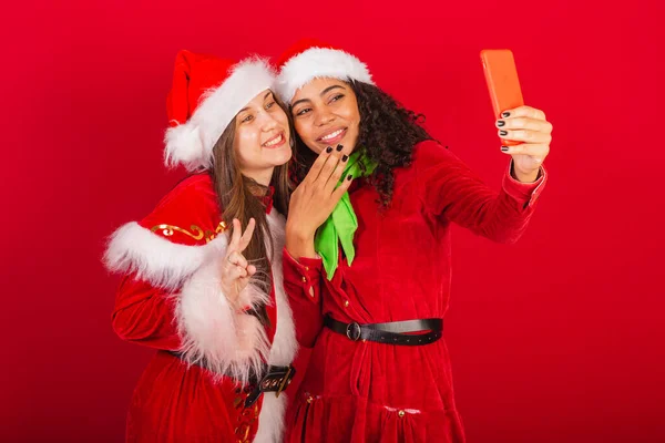 Бразильські Жінки Друзі Різдвяним Одягом Санта Клаус Мир Любов Позиції — стокове фото