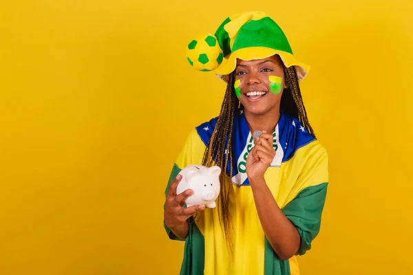 Mujer Negra Joven Aficionada Fútbol Brasileño Sosteniendo Alcancía Moneda Concepto —  Fotos de Stock