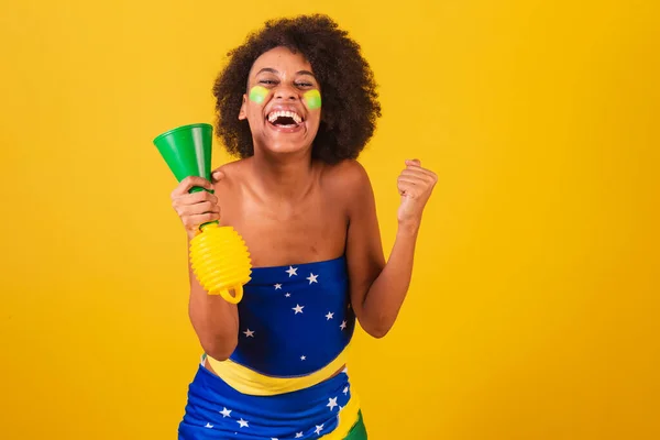 Молода Чорна Жінка Бразильський Футбольний Вентилятор Святкування Рогом Руці — стокове фото