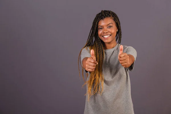 Junge Afro Brasilianerin Die Hände Vor Dem Mund Daumen Hoch — Stockfoto