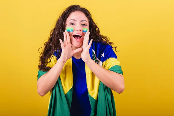 Γυναίκα Οπαδός Του Ποδοσφαίρου Οπαδός Της Brazil Παγκόσμιο Κύπελλο Ουρλιάζοντας — Φωτογραφία Αρχείου