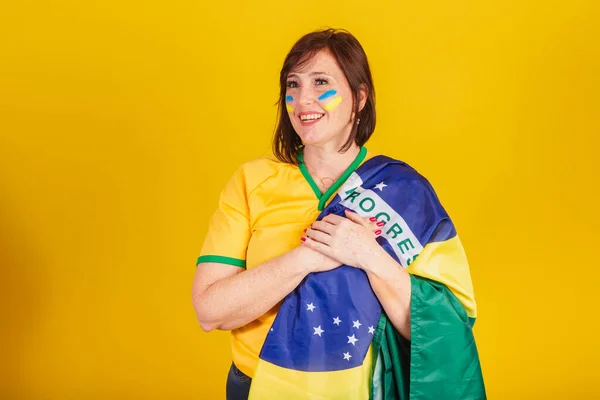Жінка Рудим Волоссям Бразильський Футбольний Фанат Руками Грудях Він Співає — стокове фото