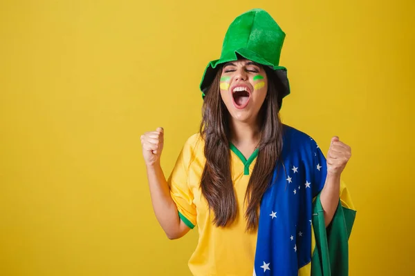 Vrouwelijke Supporter Van Brazilië Wereldbeker 2022 Schreeuwend Doelpunt Feesten Feesten — Stockfoto