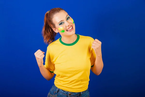 白人女性 ブラジルのサッカーファン ブラジル人 青の背景 お祝いとウィンク — ストック写真