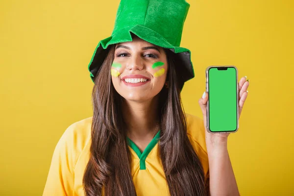 Vrouwelijke Supporter Van Brazilië Wereldbeker 2022 Met Mobiele Telefoon Scherm — Stockfoto