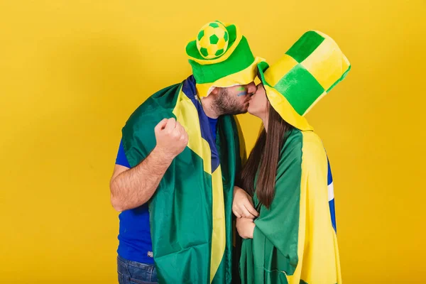Casal Torcedores Futebol Brasil Comemorando Vibrando Festejando — Fotografia de Stock
