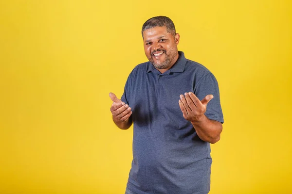 Braziliaanse Zwarte Man Volwassen Lachend Uitnodigend Met Zijn Handen Bel — Stockfoto