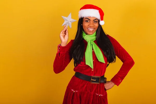 美丽的巴西黑人女人 身穿圣诞服装 头戴圣爪 手持圣诞之星 — 图库照片