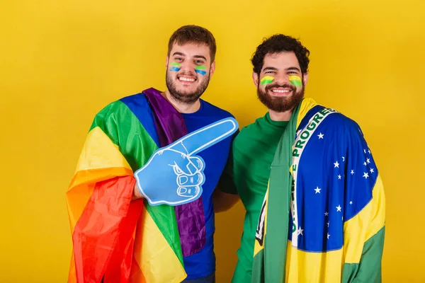 Casal Homens Brasileiros Fãs Futebol Brasil Vestindo Bandeira Lgbt — Fotografia de Stock