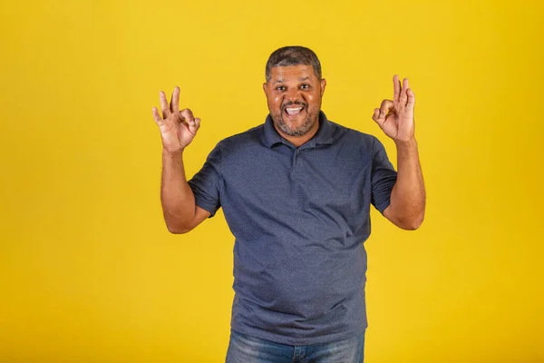 Hombre Negro Brasileño Adulto Sonriendo Signo Todo Grande Maravilloso —  Fotos de Stock