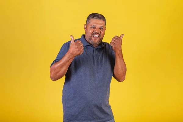 Hombre Negro Brasileño Adulto Sonriendo Como Pulgar Hacia Arriba Positivo —  Fotos de Stock