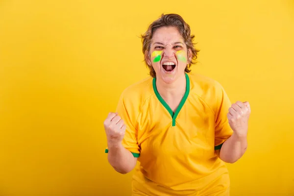 Yetişkin Bir Kadın Brezilya Dan Futbol Fanatiği Tezahürat Çığlık Atan — Stok fotoğraf
