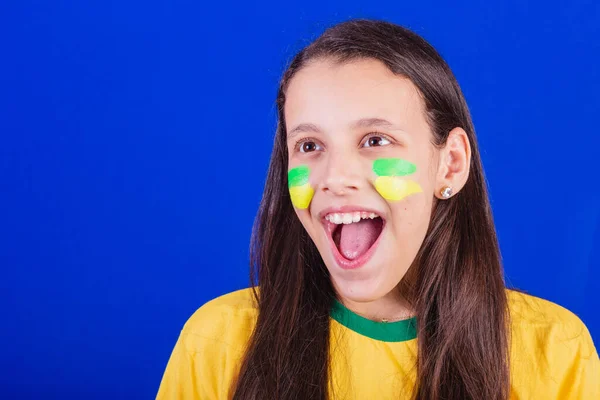 ブラジルのサッカーファンの少女です 驚きのクローズアップ写真 — ストック写真