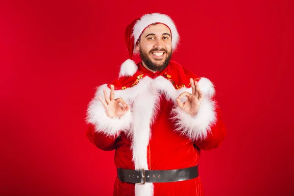 Brazilský Muž Oblečený Santa Claus Oblečení Znamení — Stock fotografie